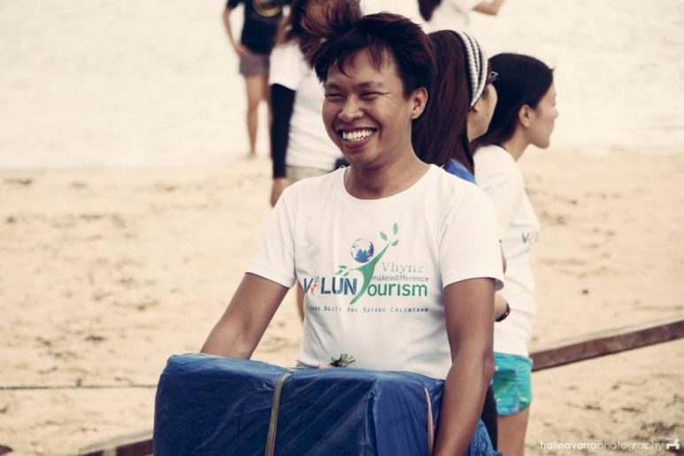 Alon ng Pag-asa volunteer