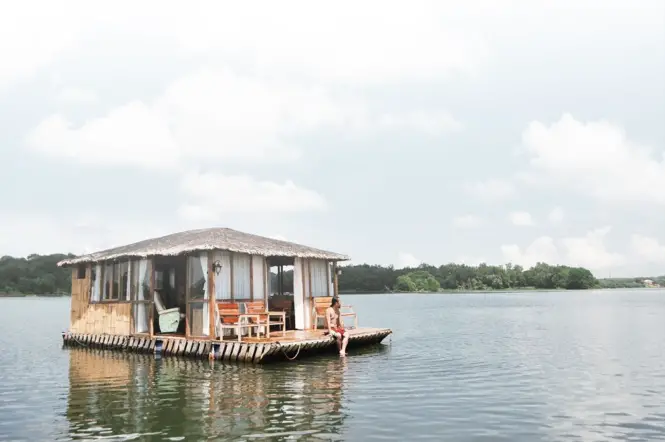 Eco-saddle floating cottage in Caliraya