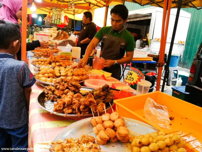 Jalan Tunku Abdul Rahman night market in Kuala Lumpur