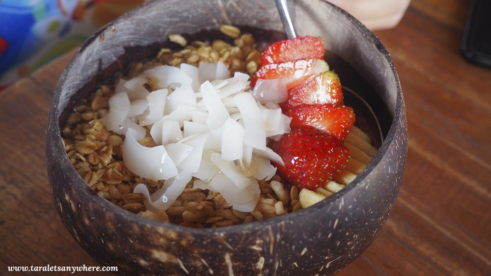 Smoothie bowl in Nalu Bowls. Seminyak