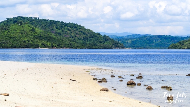 White-sand beach in Bisaya-Bisaya Island, Once Islas