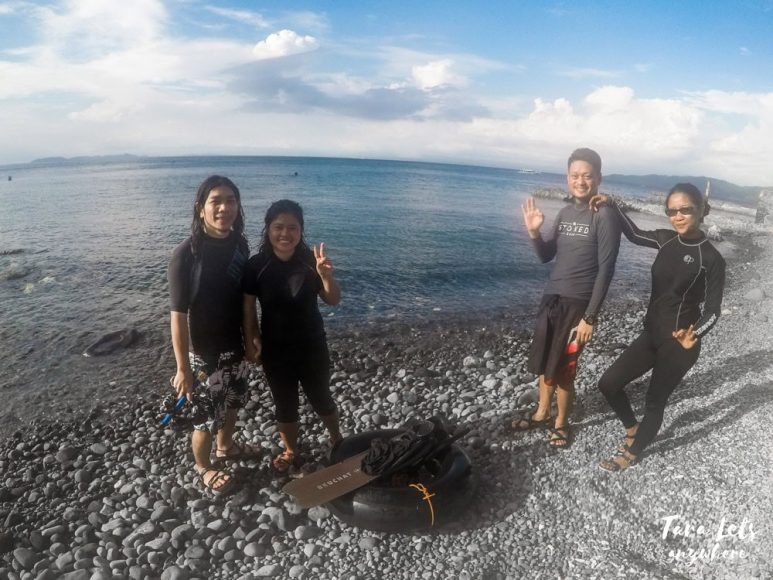 Group shot of students taking basic freediving lesson