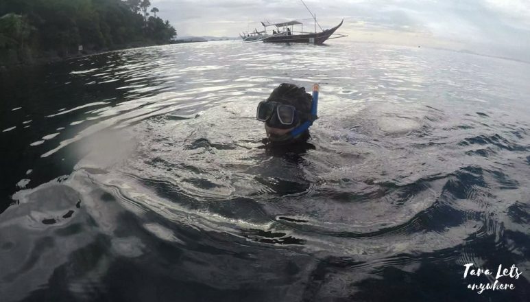 Kat threading during freediving lesson