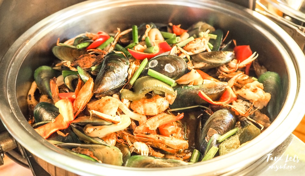 D Banquet buffet menu: mixed seafood