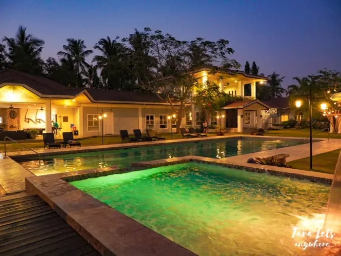 Casa Belinda pool and jacuzzi at night
