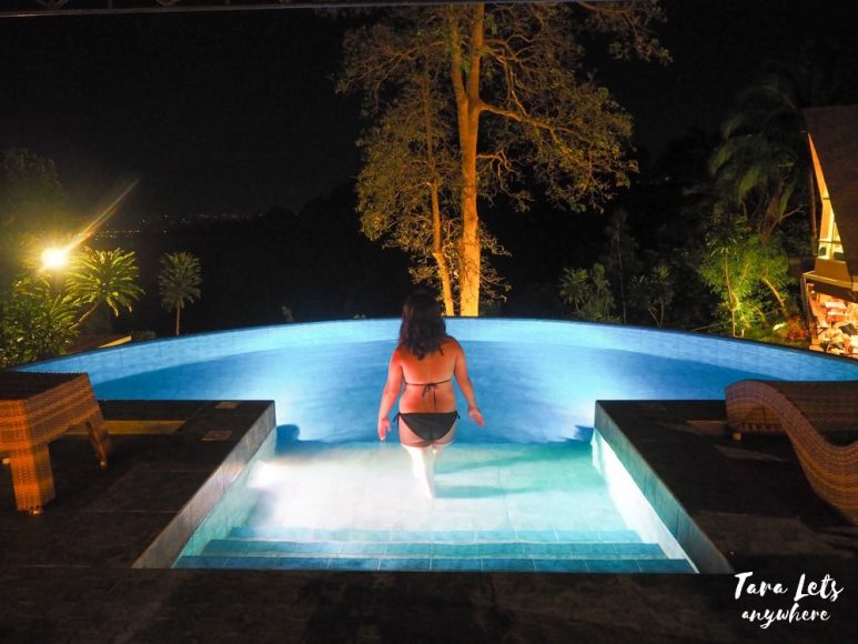 Labuyo Villas - swimming pool at night