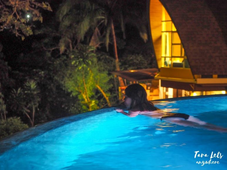 Labuyo Villas - swimming pool at night