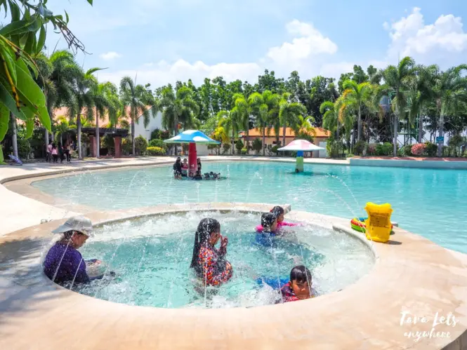 Crystal Waves Resort - wave pool and jacuzzi