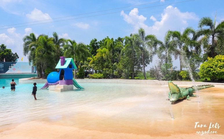Crystal Waves Resort - wave pool and jacuzzi