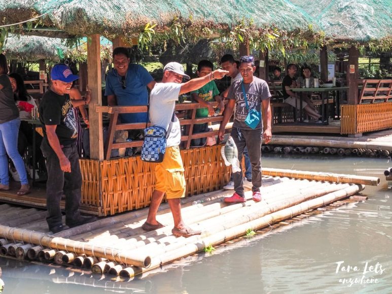 Kamayan sa Palaisdaan restaurant - catching fish