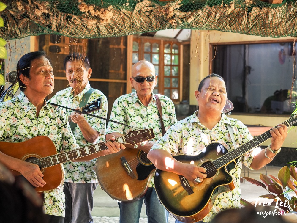 Kamayan sa Palaisdaan restaurant musicians