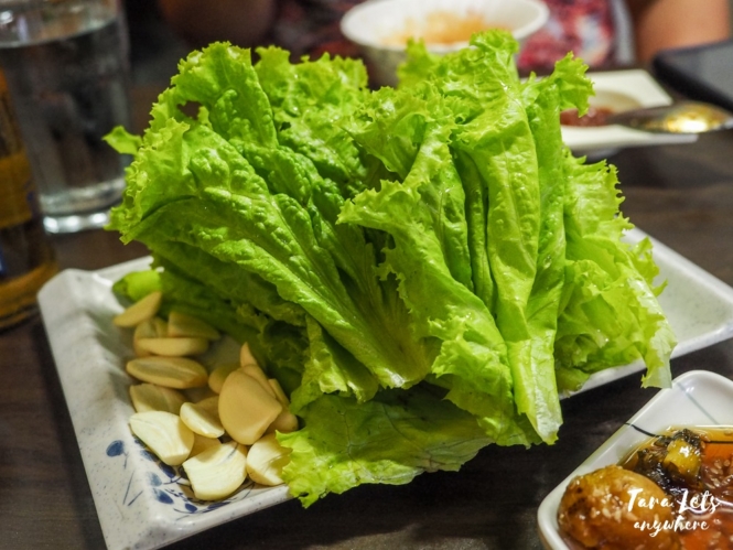 Seoul Galbi - lettuce and garlic