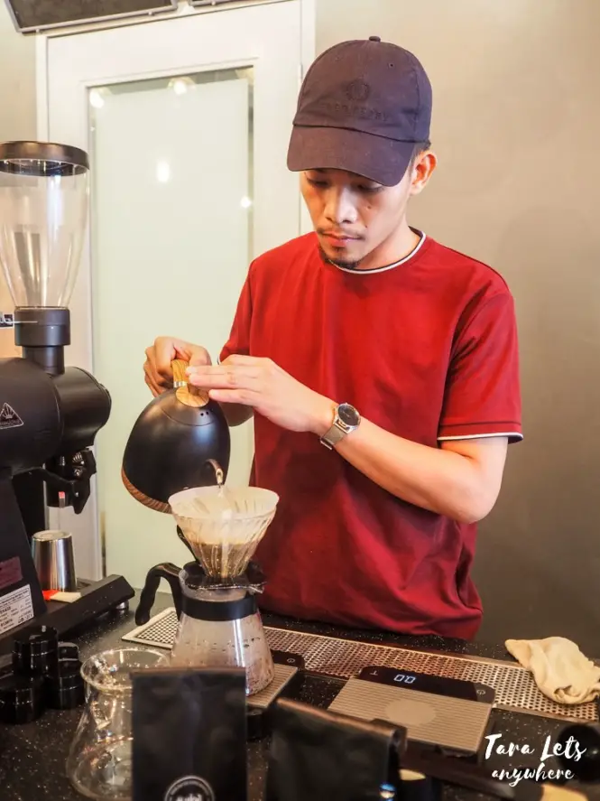 Alch3mist Coffee Shop - making coffee