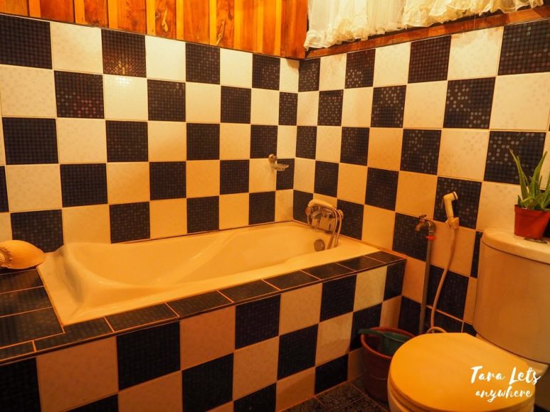 Kuyba Almonica bathroom