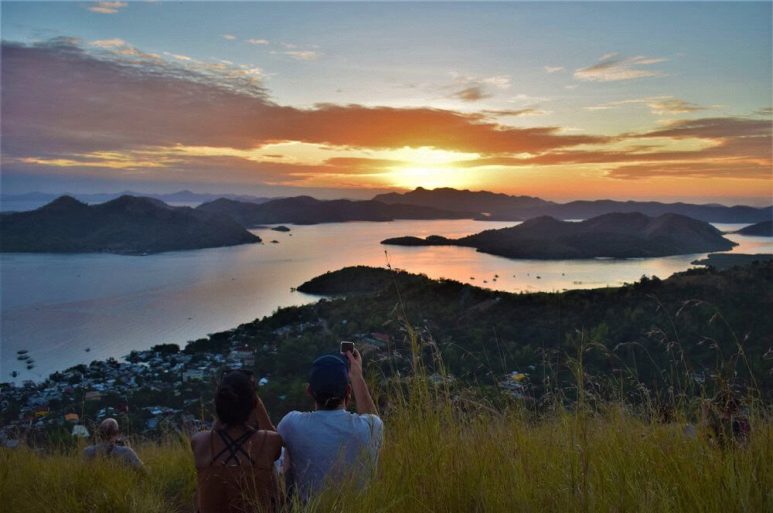 Things to do in Palawan - watch sunset in Mount Tapyas