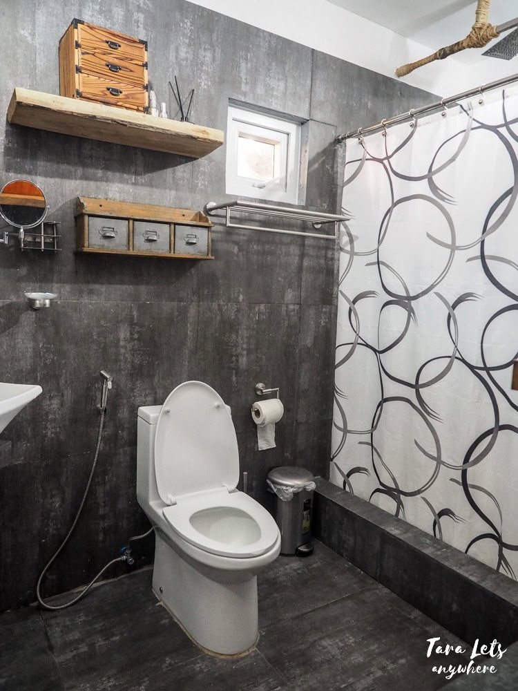 The Little House by the Beach - bathroom