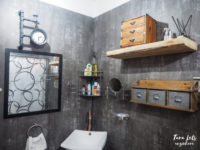 The Little House by the Beach - bathroom