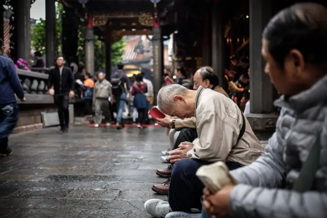 People praying in Lungshan Temple in Taipei City