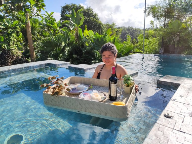 Baliraya Resort and Spa - breakfast by the pool