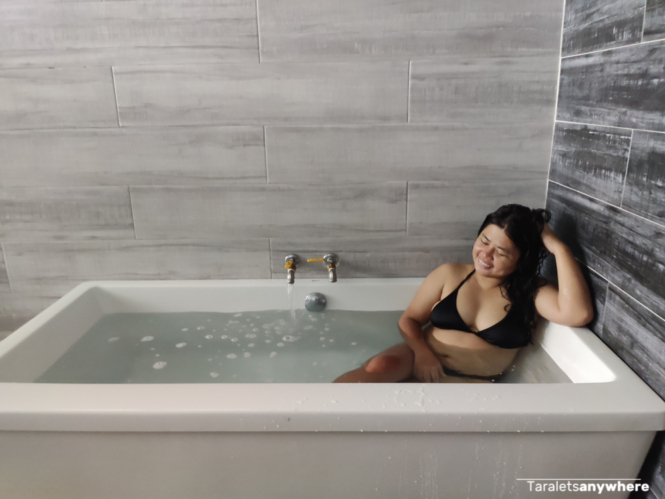 AVSuites premiere suite bath tub