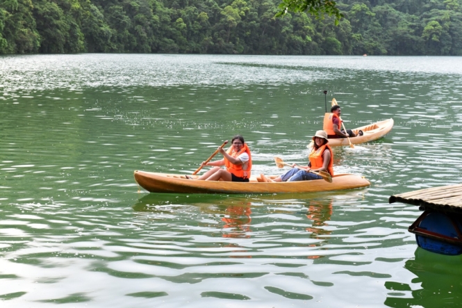 Kayaking in Bulusan Lake (by noel amata)