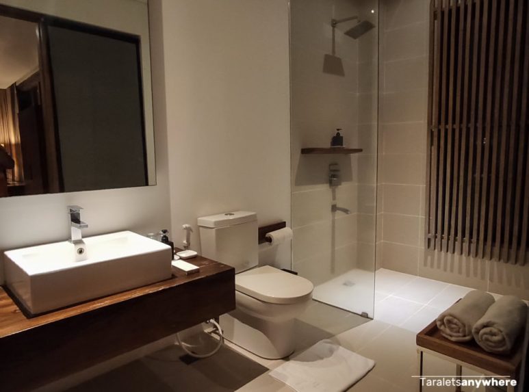Siama Hotel suite bathroom