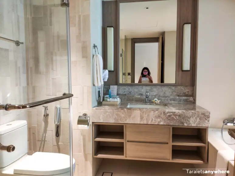 Henann Park Resort - premier room bathroom