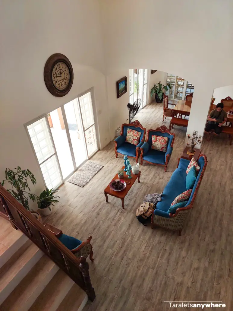 GC's Farmhouse - living room