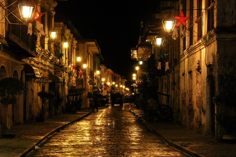 Calle Crisologo at night