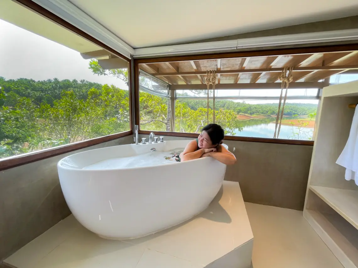 Sofia's Lake Resort - bath tub view