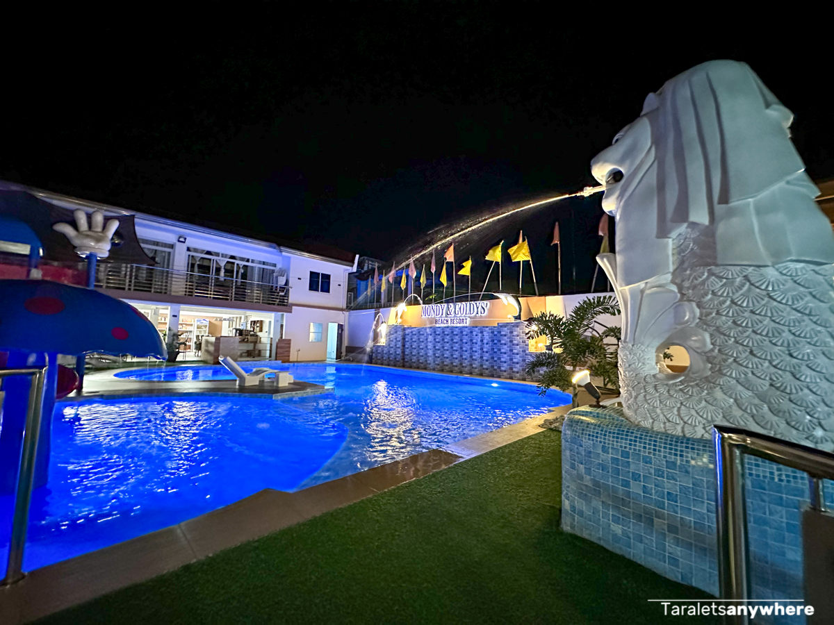 Mondy & Goldy's Beach Resort - pool at night