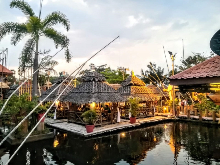 Isdaan Floating Restaurant - one of the places to visit in Laguna