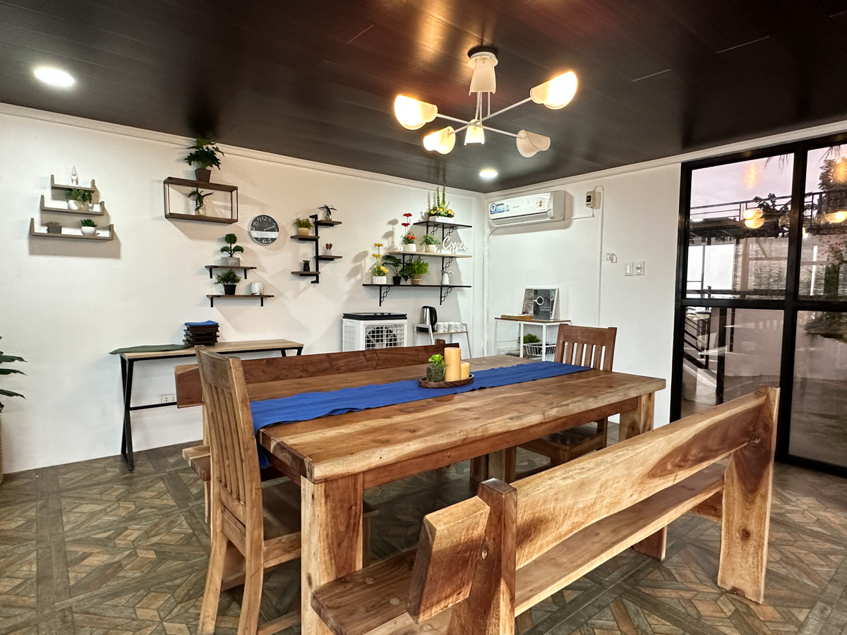 Lakeview Resort - dining area