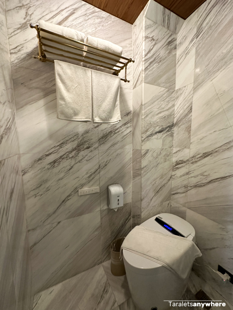 Hotel Luna - modern toilet
