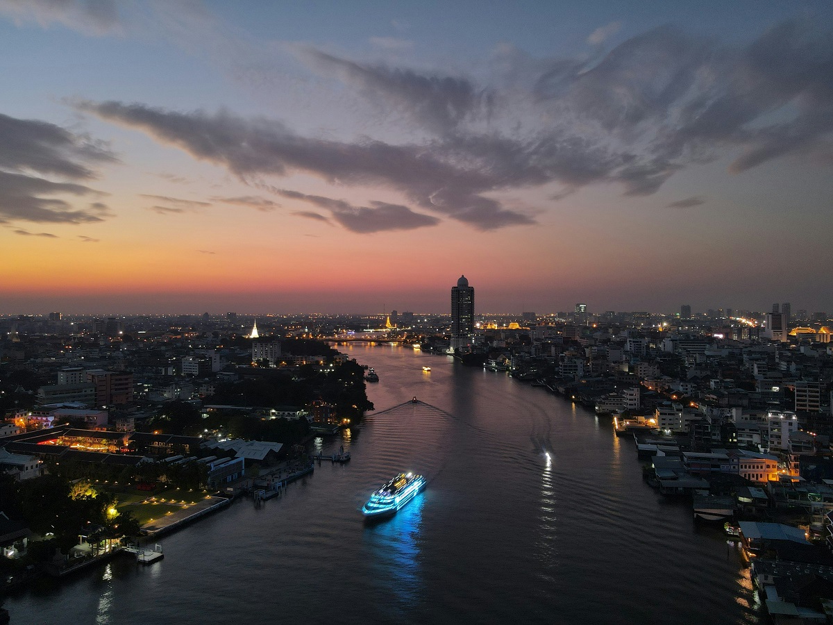 Sunset cruise at Chao Phraya River