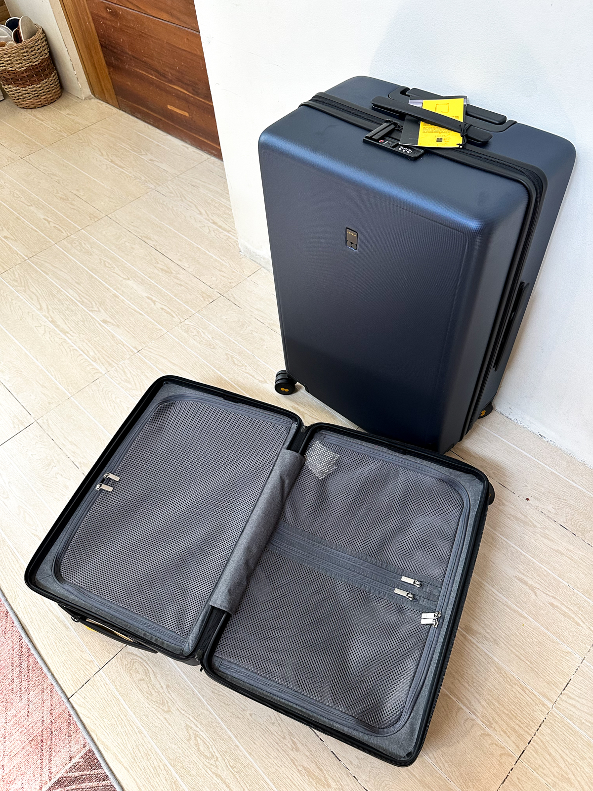 Level8 textured luggage set