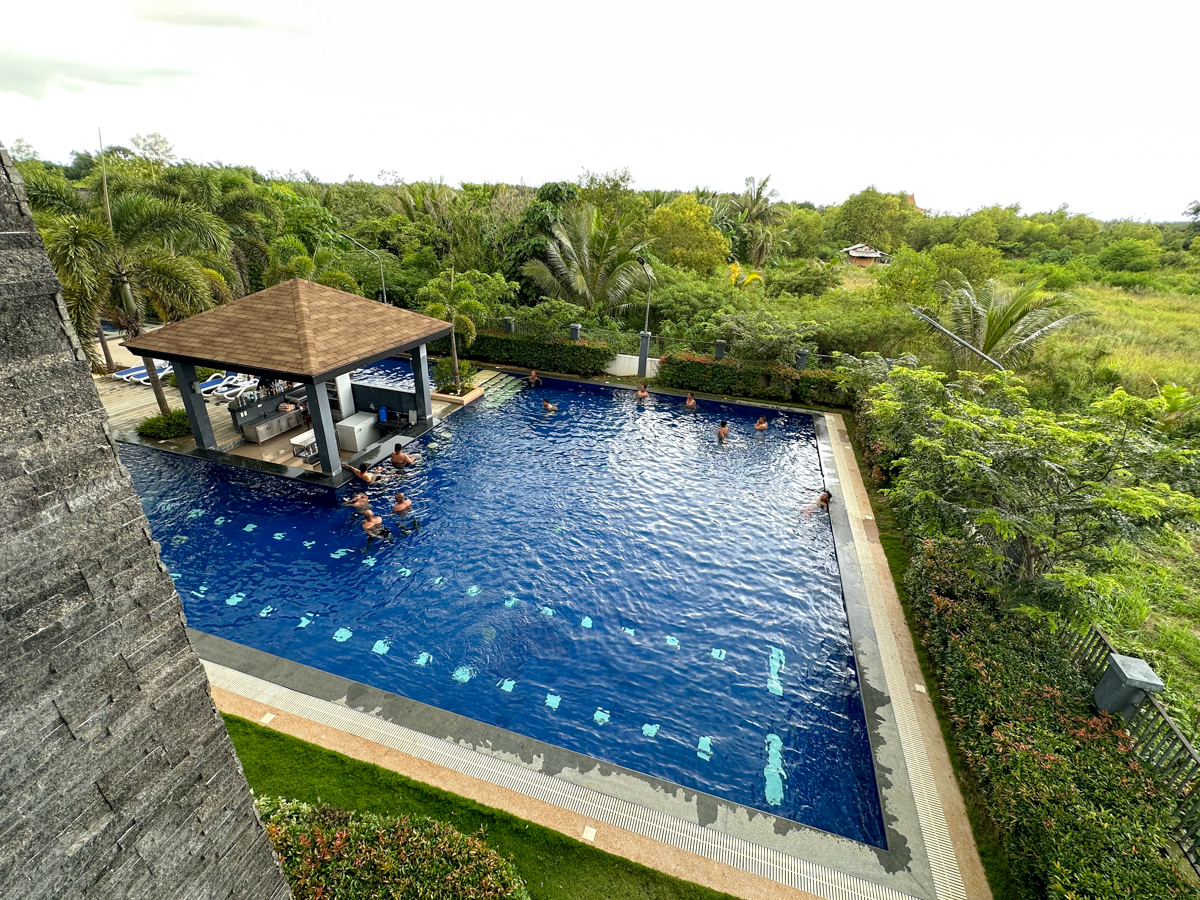 Crown Hotel Palawan - pool