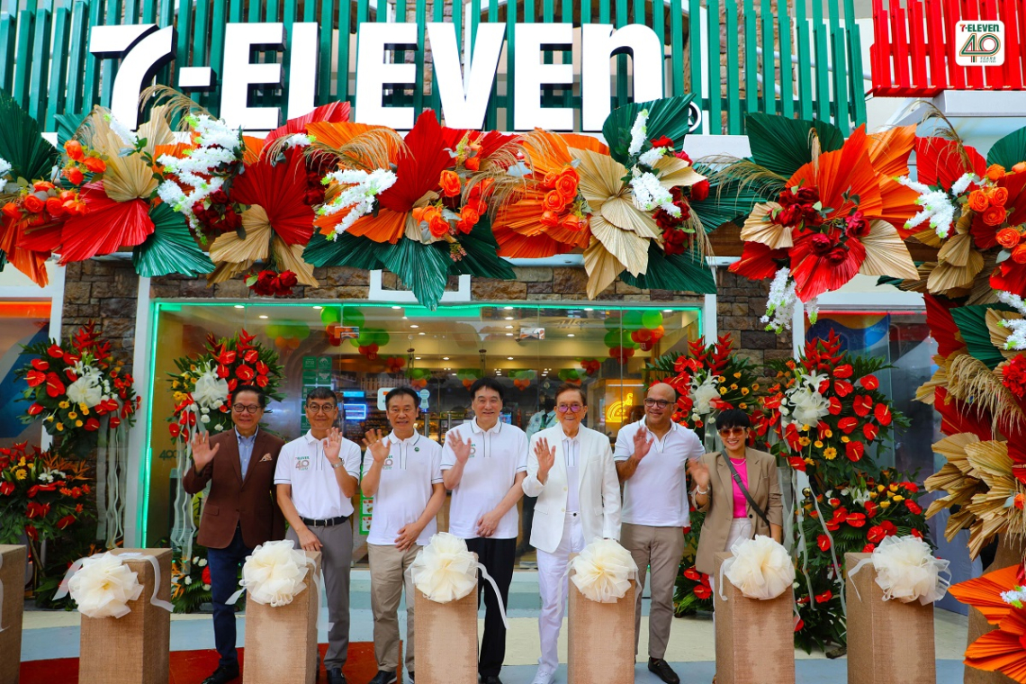7-eleven 4000th store - ribbon cutting