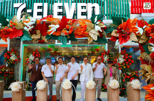 7-eleven 4000th store - ribbon cutting