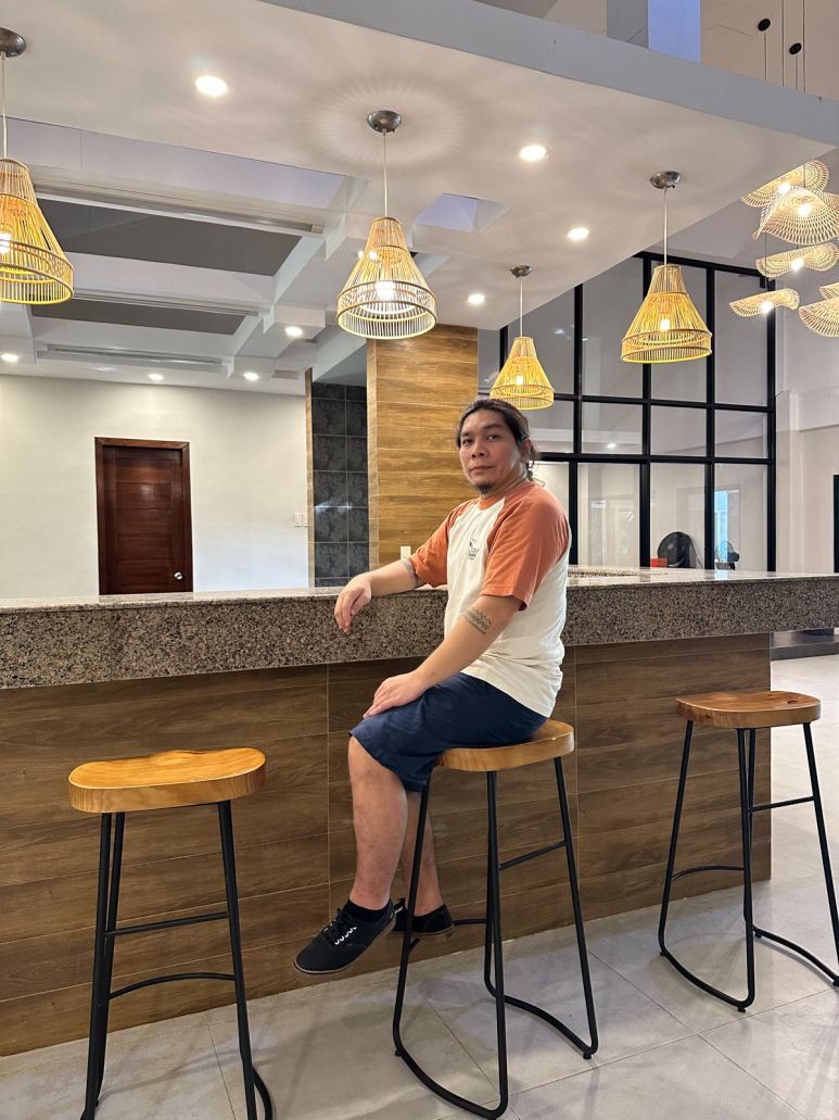 Happy Farm Villas - bar stool