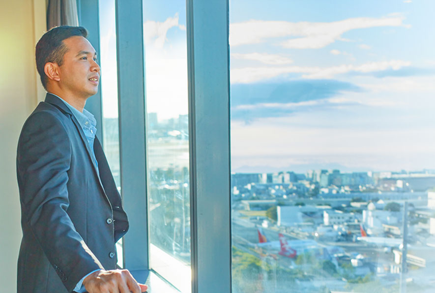 Savoy Hotel Manila guest facing the airport